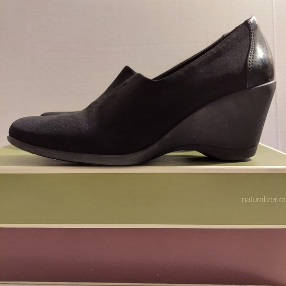 Naturalizer Kismet Black Stretch Shoes - Picture 2 of 14